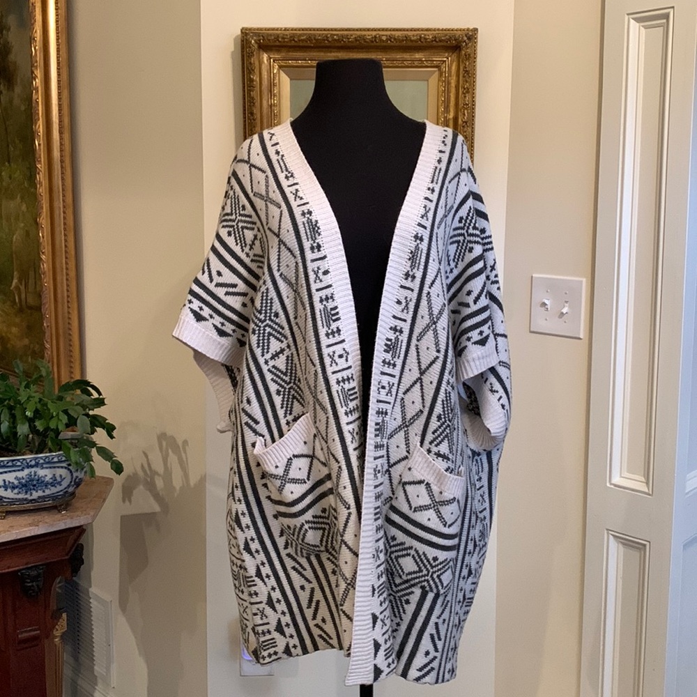 Aztec black and white, open front sweater.